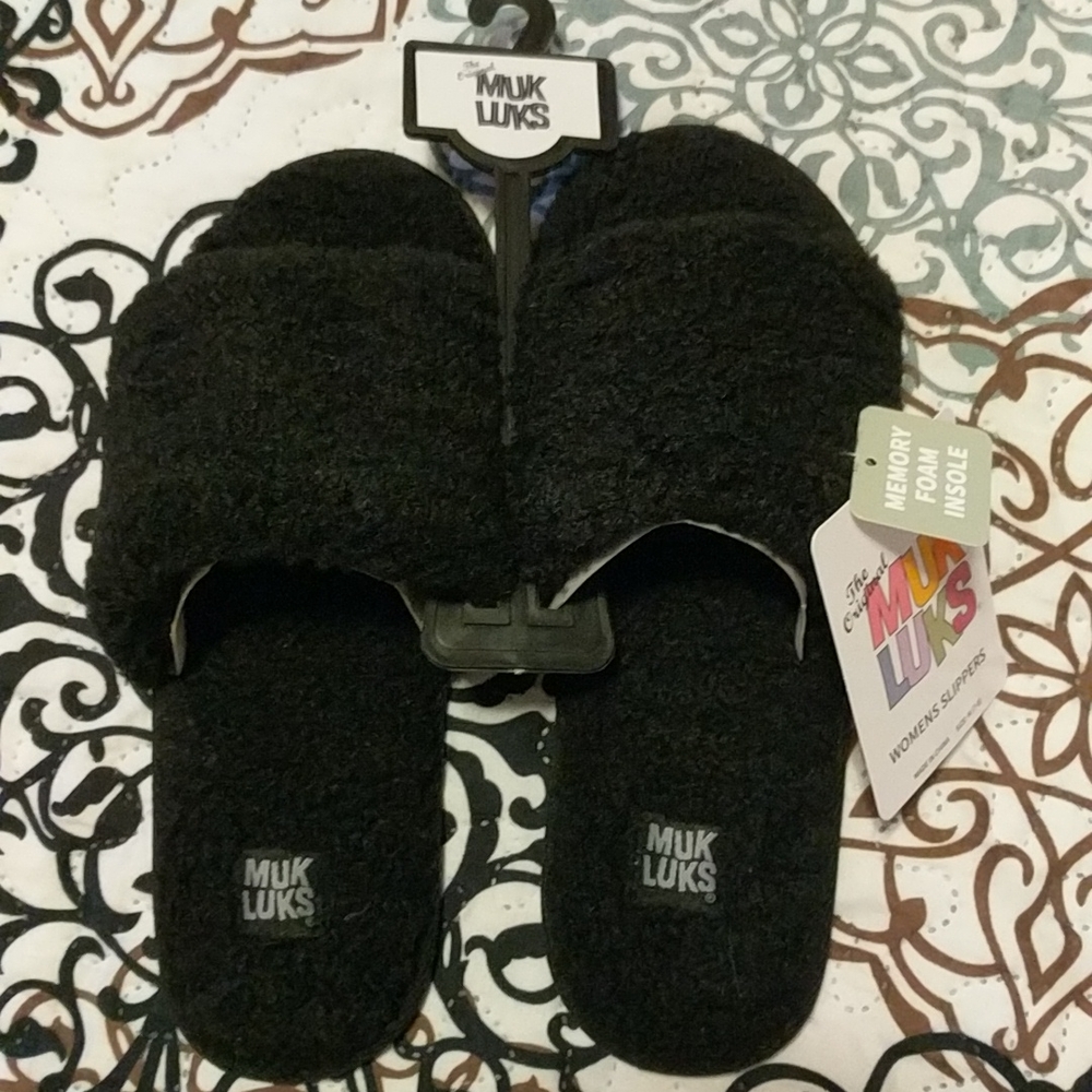 Muk Luks Slippers size medium (7-8)